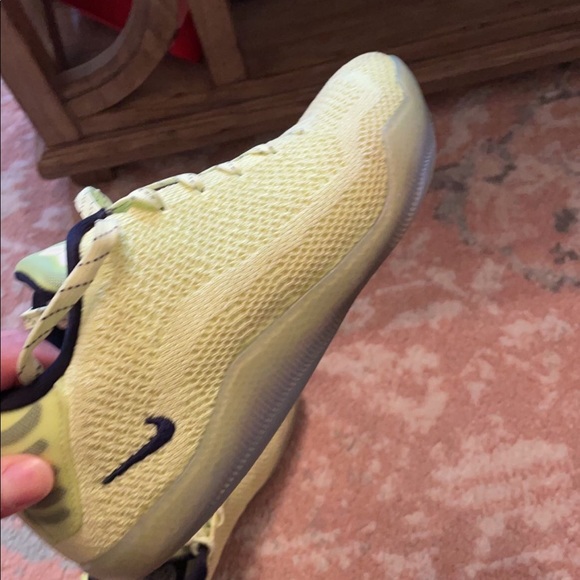 Nike Ghost of Christmas Past kobe 11’s Size 9.5